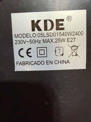 Lámpara de escritorio plateada y negra