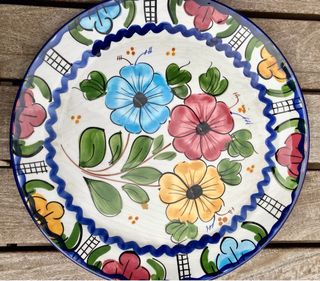 Antico piatto di ceramica dipinto a mano