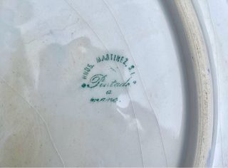 Antico piatto di ceramica dipinto a mano