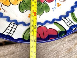 Antico piatto di ceramica dipinto a mano