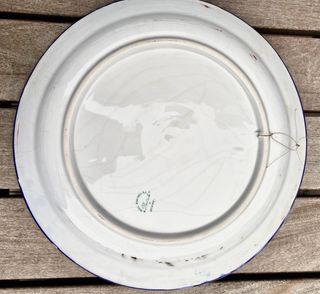 Antico piatto di ceramica dipinto a mano