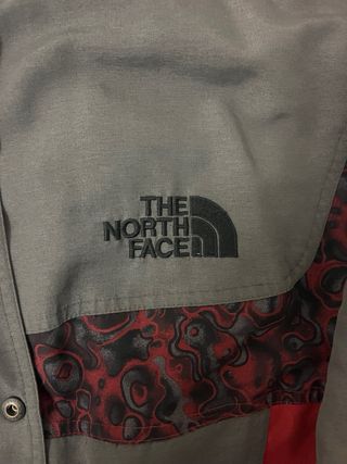 Chaqueta The North Face Gris y Roja antigua