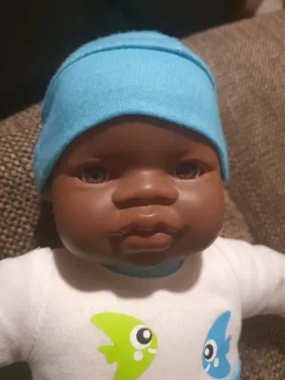 Muñeco bebé con traje de peces