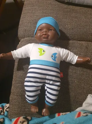 Muñeco bebé con traje de peces