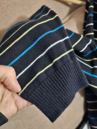 Jersey hombre negro con rayas multicolor