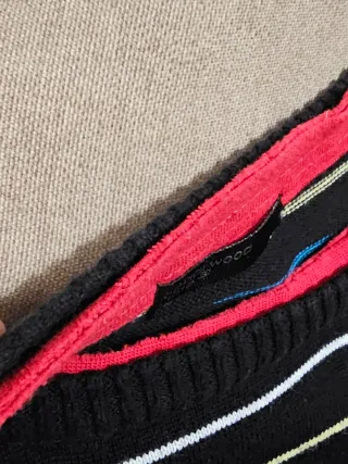 Jersey hombre negro con rayas multicolor