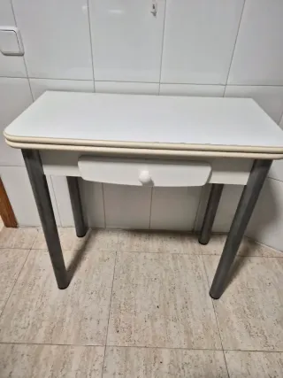 Mesa de cocina blanca con cajón