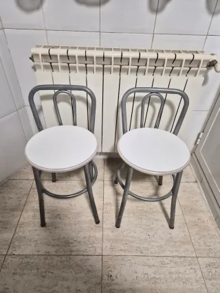 Mesa de cocina blanca con cajón