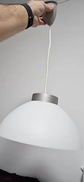 Lámpara colgante plateada y blanca