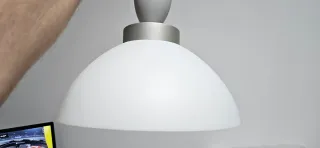 Lámpara colgante plateada y blanca