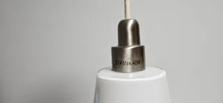 Lámpara colgante plateada y blanca