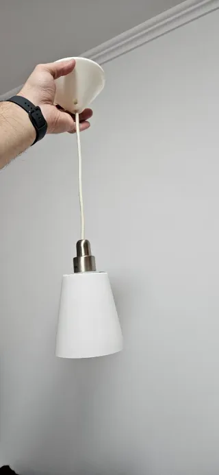 Lámpara colgante plateada y blanca