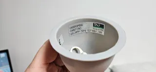 Lámpara colgante plateada y blanca