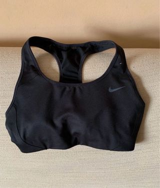 Top deportivo Nike negro