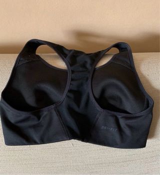 Top deportivo Nike negro