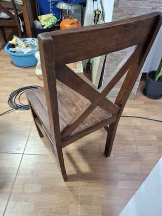 Silla de madera rústica con respaldo cruzado