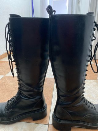 Botas altas estilo Dr. Martens