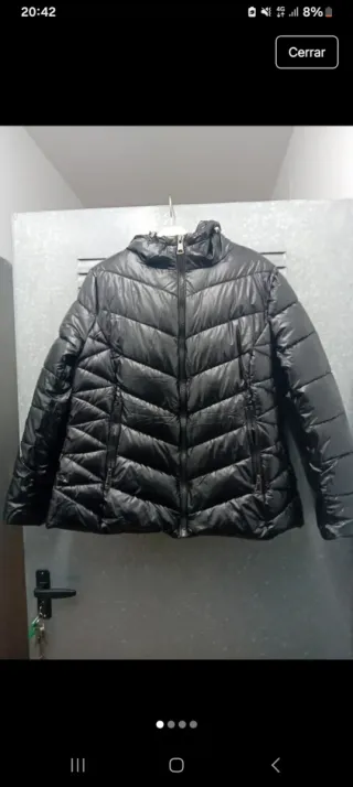 Chaqueta acolchada negra XL y gorra negra