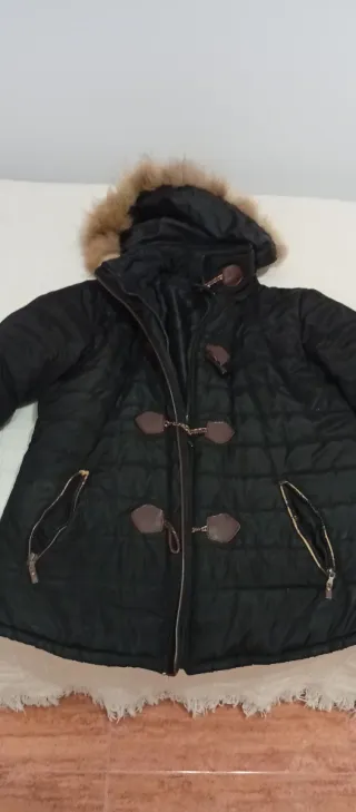 Abrigo negro con capucha talla XL