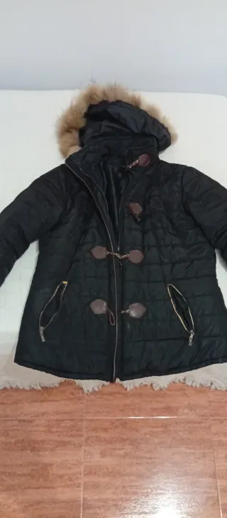 Abrigo negro con capucha talla XL
