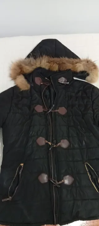 Abrigo negro con capucha talla XL