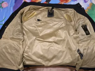 Chaqueta moto By City negra y ligera.