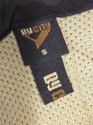 Chaqueta moto By City negra y ligera.