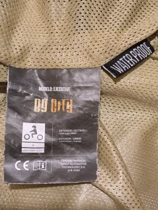 Chaqueta moto By City negra y ligera.