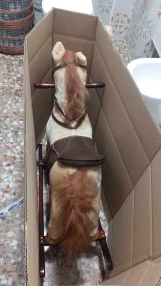 Caballo balancín de peluche