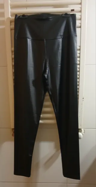 Leggings negros efecto piel