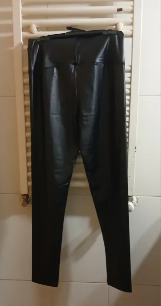 Leggings negros efecto piel