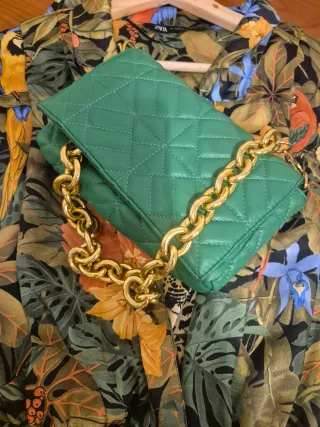 Bolso Zara verde acolchado con cadena dorada