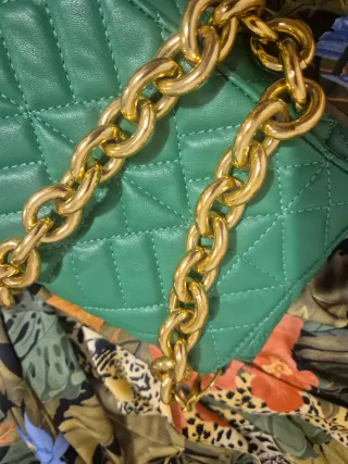 Bolso Zara verde acolchado con cadena dorada