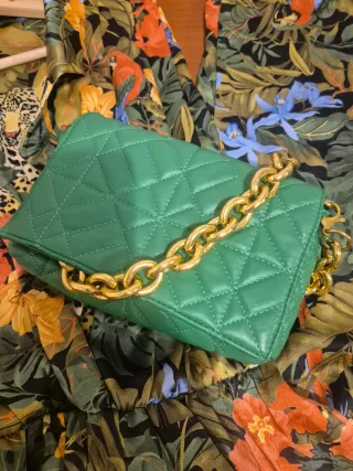 Bolso Zara verde acolchado con cadena dorada