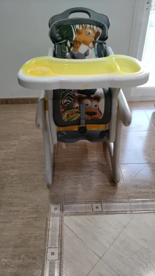 Trona convertible en mesa y silla