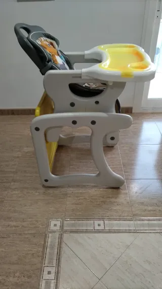 Trona convertible en mesa y silla