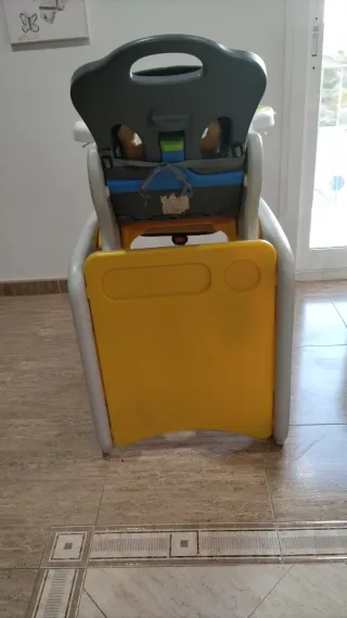 Trona convertible en mesa y silla