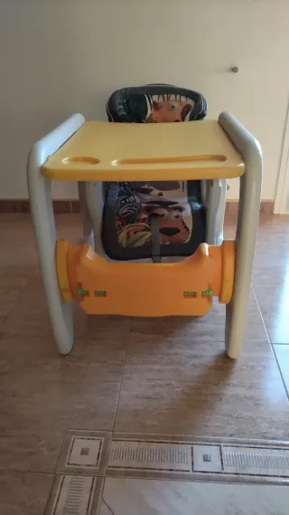 Trona convertible en mesa y silla