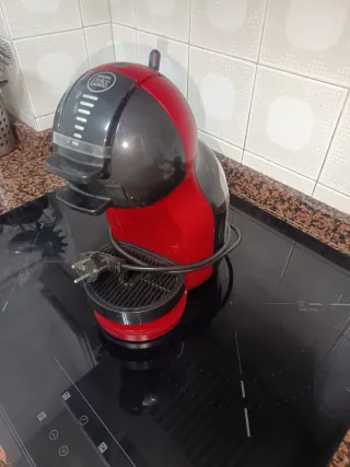 Cafetera Dolce Gusto Roja y Negra