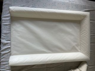 Cambiador de bebé blanco