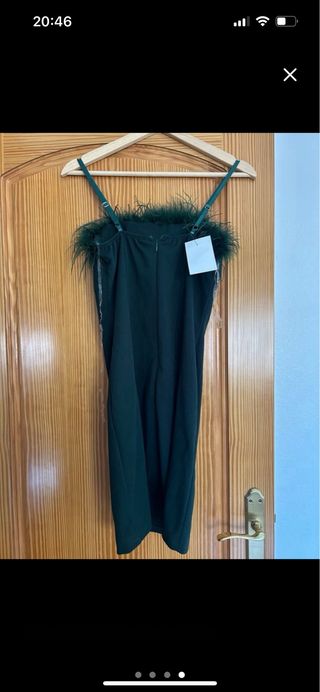Vestido verde con plumas