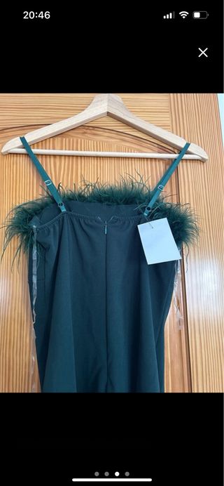 Vestido verde con plumas