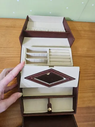 Joyero de viaje beige y marrón