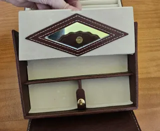 Joyero de viaje beige y marrón