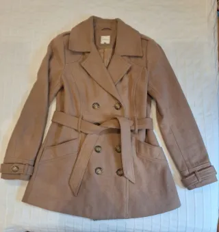 Chaquetón beige con cinturón.