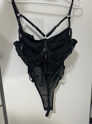 Top fiesta plateado con cadenas y body negro