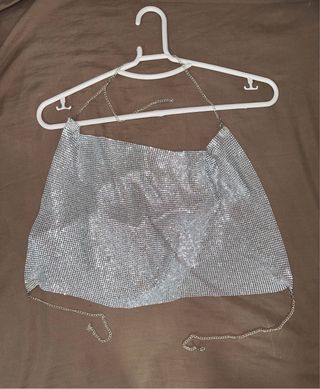 Top fiesta plateado con cadenas y body negro