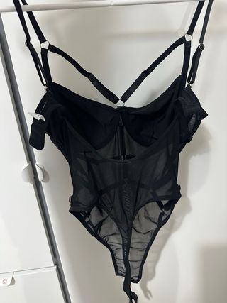 Top fiesta plateado con cadenas y body negro