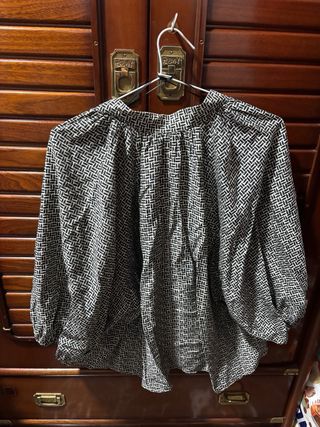 camisa estampada blanca y negra