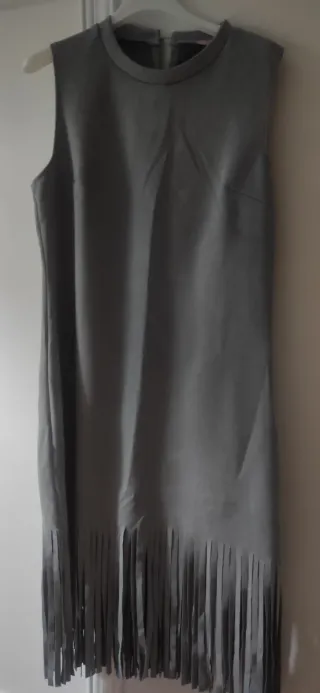 Vestido gris con flecos